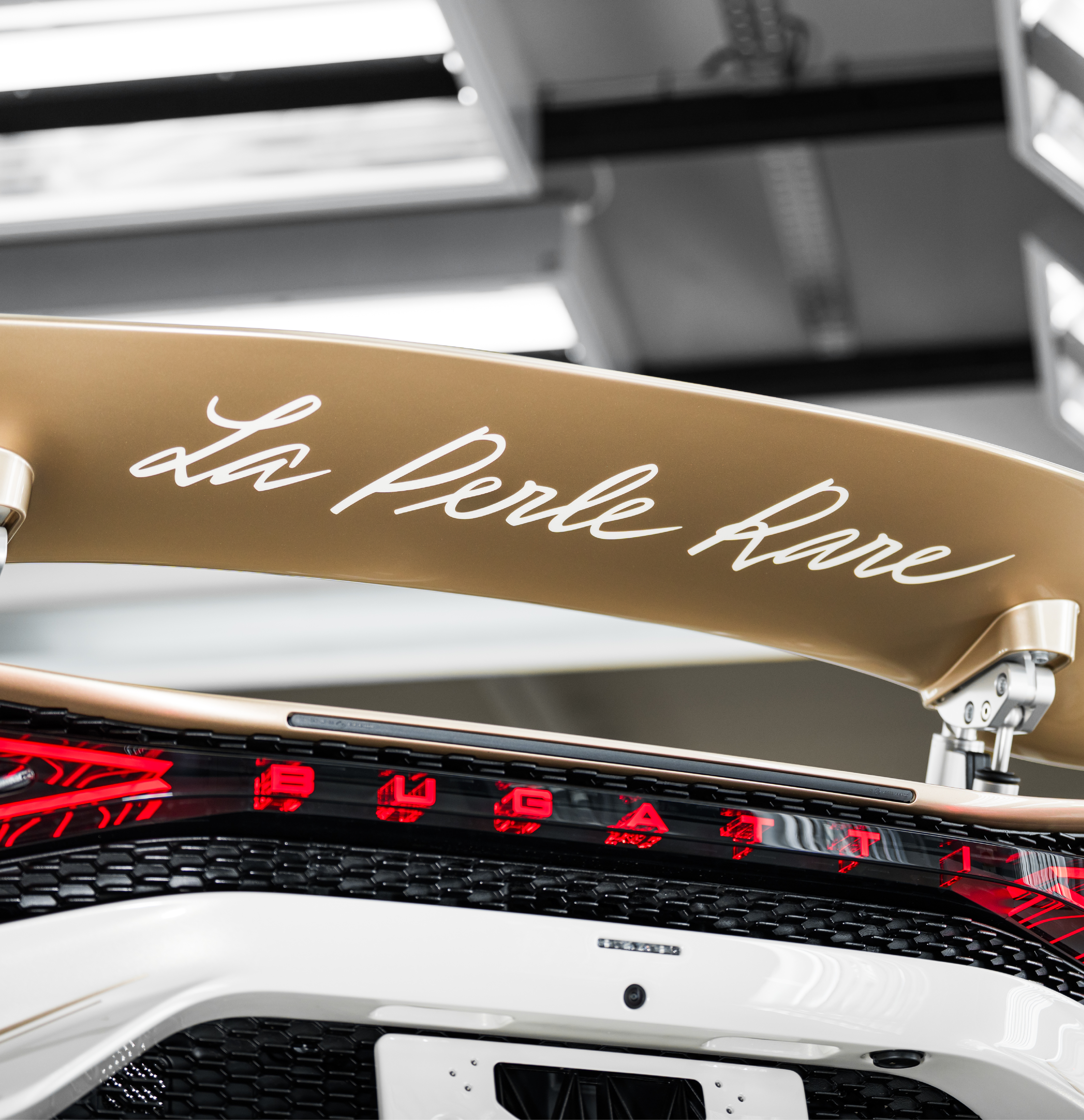 The signature ‘La Perle Rare’, written by Jascha Straub himself, adorns the roadster in various forms: embroidery, engravings and paintwork. 